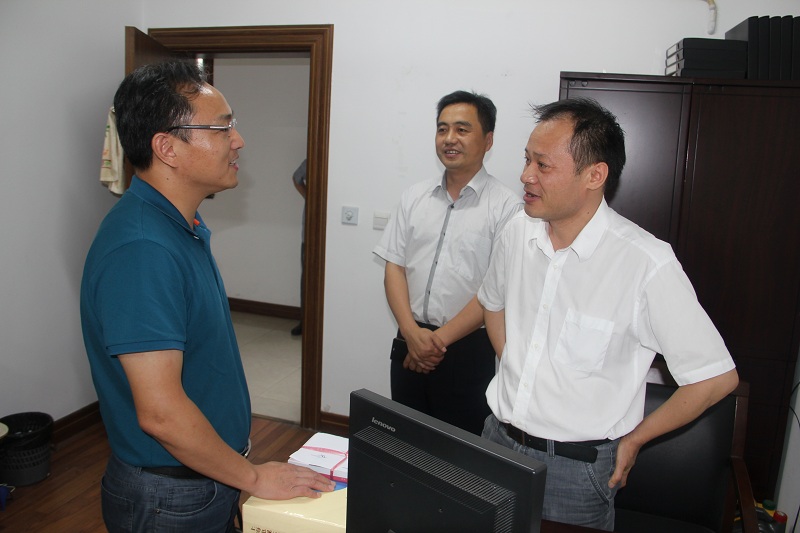 在学院党支部书记,院长毕玉龙,党支部副书记朱芳,副院长姚军林的陪同