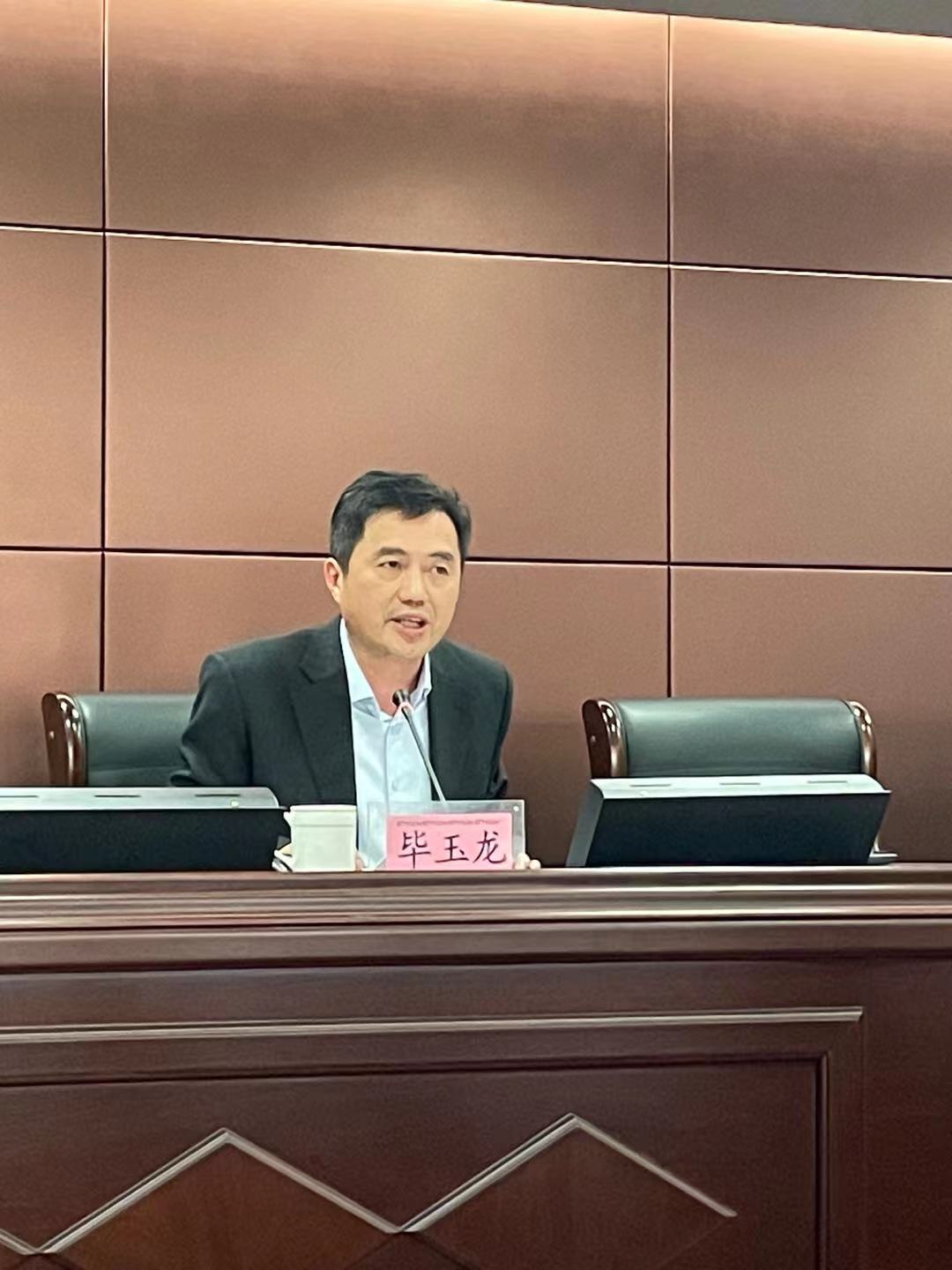 上海市金山区社区学院院长毕玉龙作题为《社区教育助力乡村振兴区域