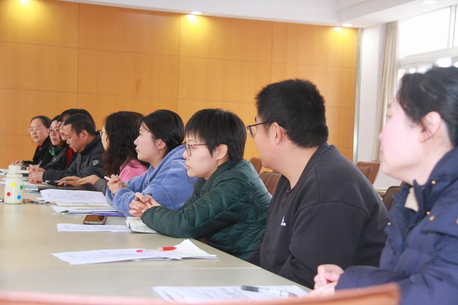 首先吕巷学校党支部书记徐光辉代表学校向远道而来的园南中学老师们致