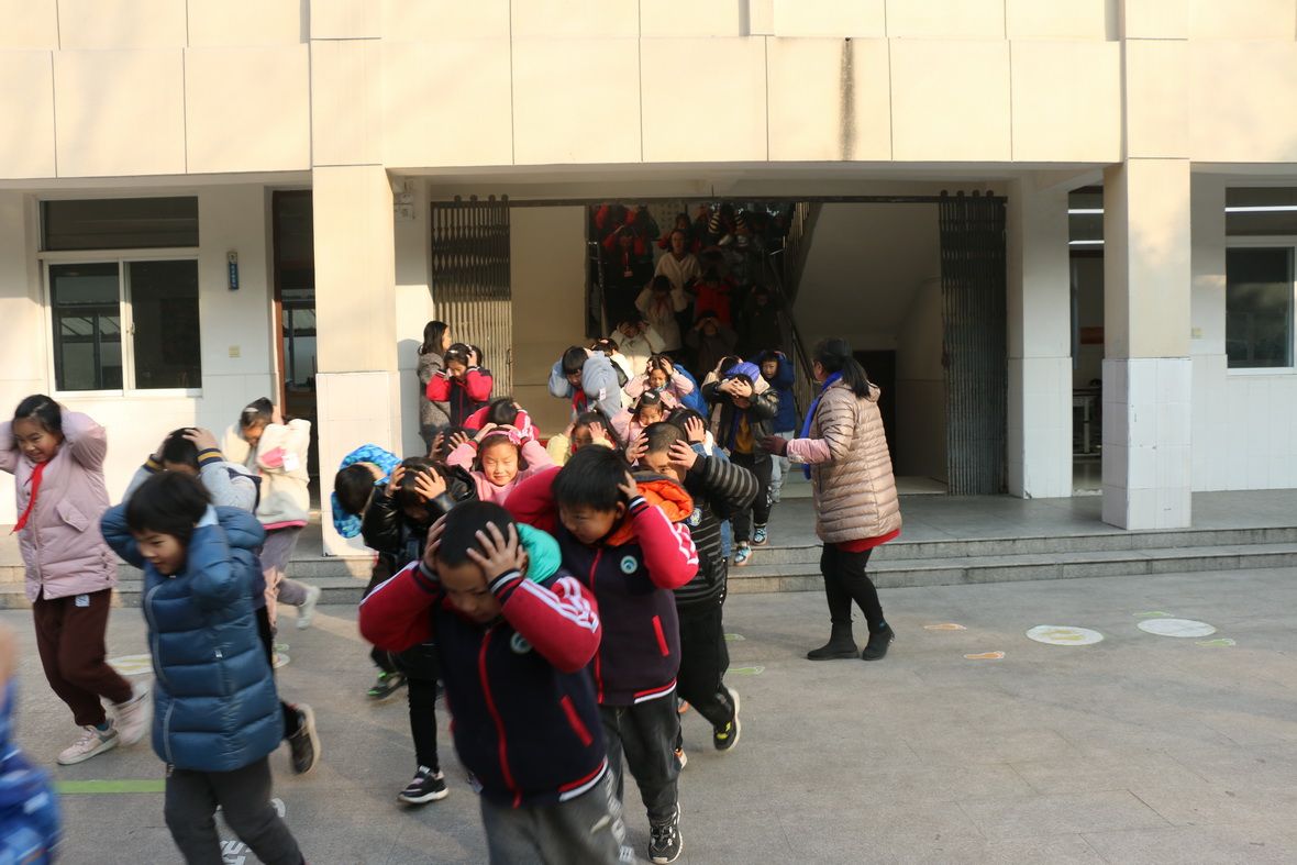 安全第一预防为主吕巷学校小学部开展防震逃生演练