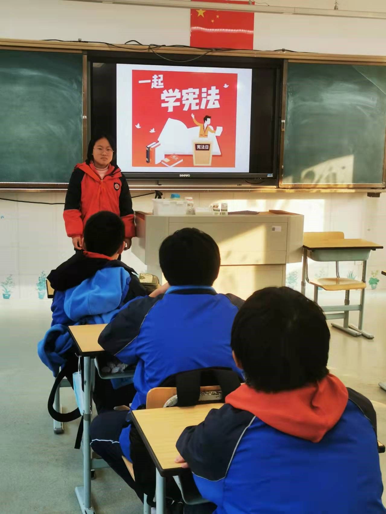 弘扬宪法精神维护宪法权威漕泾中学组织开展宪法宣传周系列活动