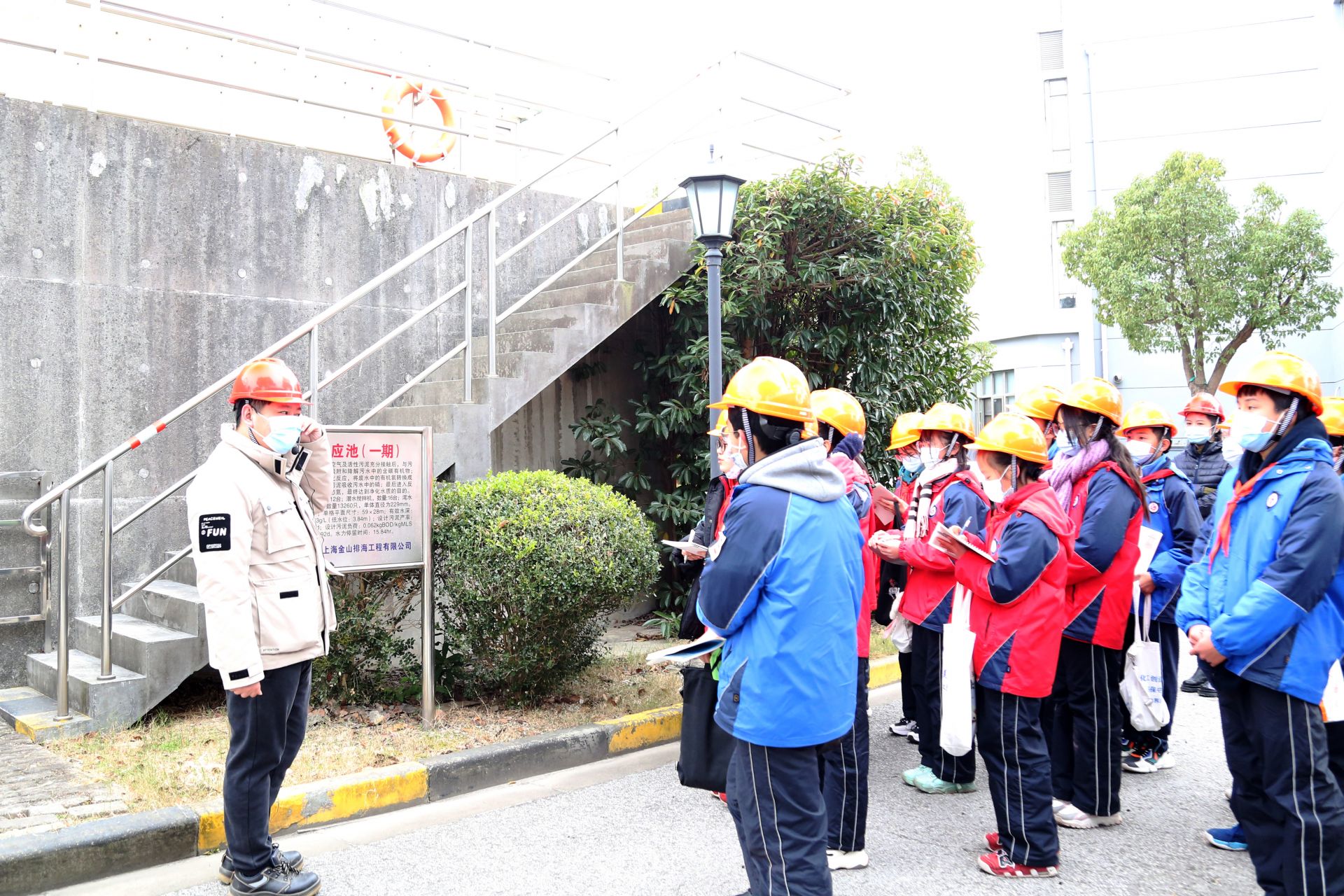 保护水资源共护水生态漕泾中学组织开展红领巾节水护水社会考察活动