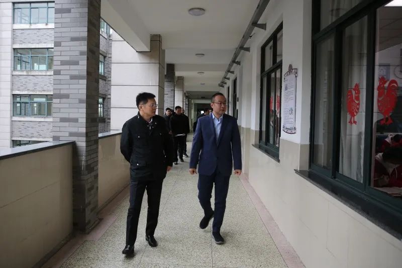 市教委领导来校检查校园安全工作_金山中学