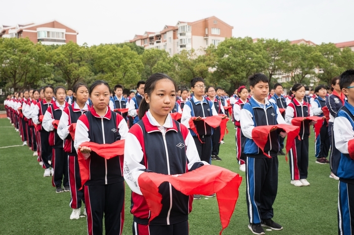 初一年级换戴大号红领巾仪式暨建队71周年纪念活动_上海市蒙山中学