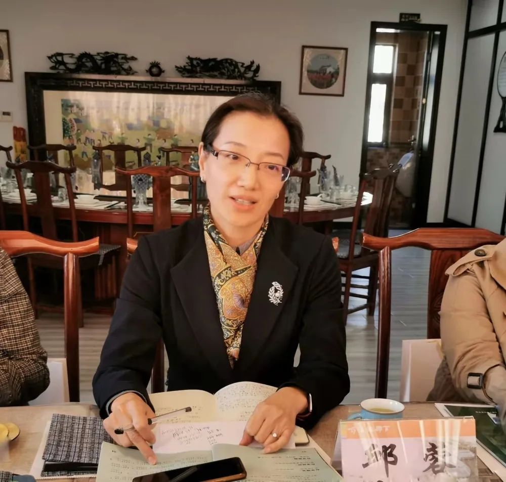 会上,镇党委副书记邱蓉充分肯定了社区学校丰硕的办学成果,社区学校能