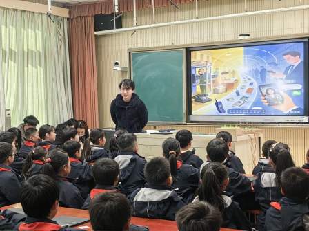 “依托三个助手 助力减负增效”金山区小学信息科技区级教研活动在我校开展