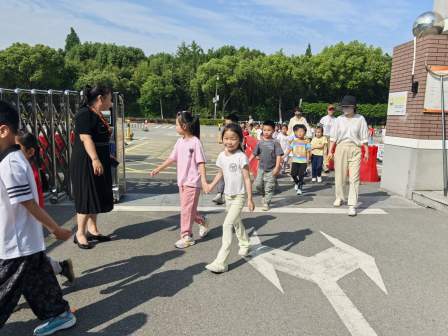 童梦初启 探秘小学  ----张堰幼儿园和斯强幼儿园大班孩子走进张堰小学
