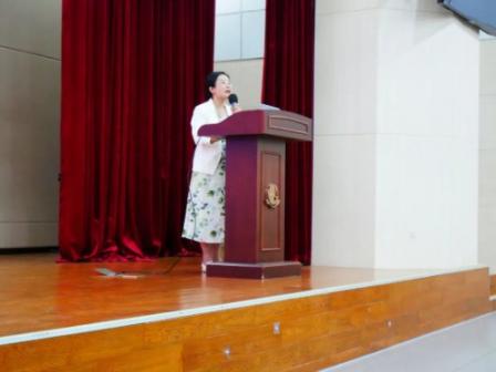 On the afternoon of October 9, 2023, after a month of intense study and life, the sixth grade held a grade assembly again, the main purpose of which was to introduce the arrangement of recent activities and promulgate the long-awaited Monthly Star of stud
